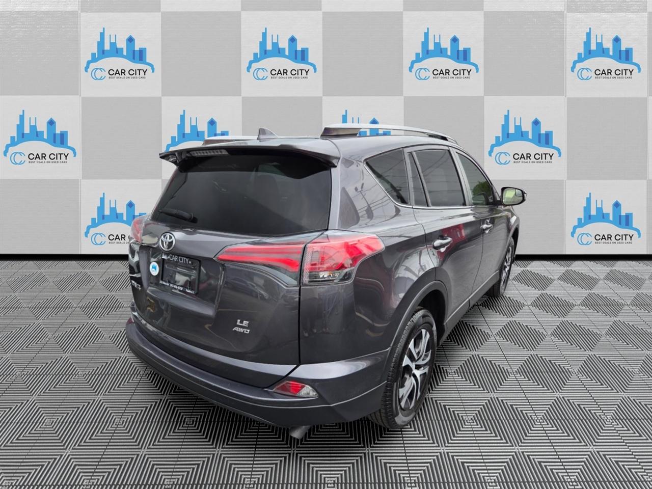 Toyota RAV4 LE AWD 2017