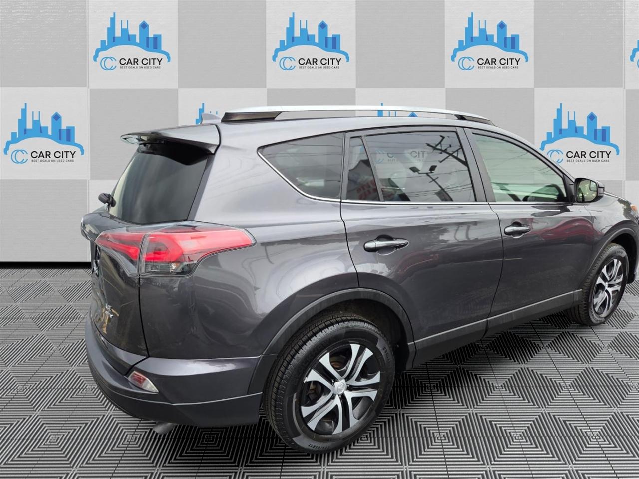 Toyota RAV4 LE AWD 2017