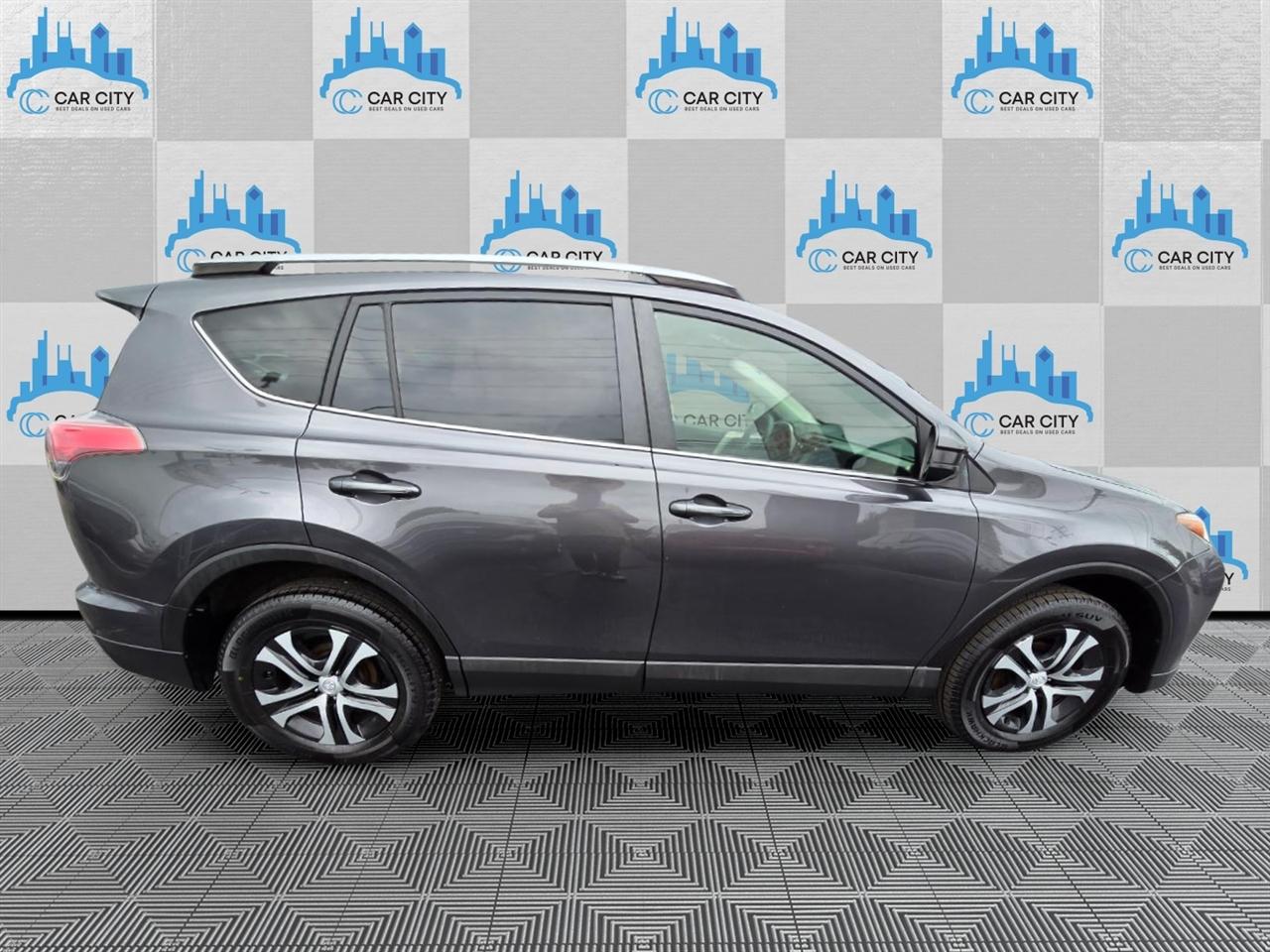 Toyota RAV4 LE AWD 2017