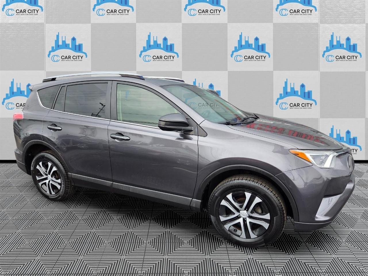 Toyota RAV4 LE AWD 2017