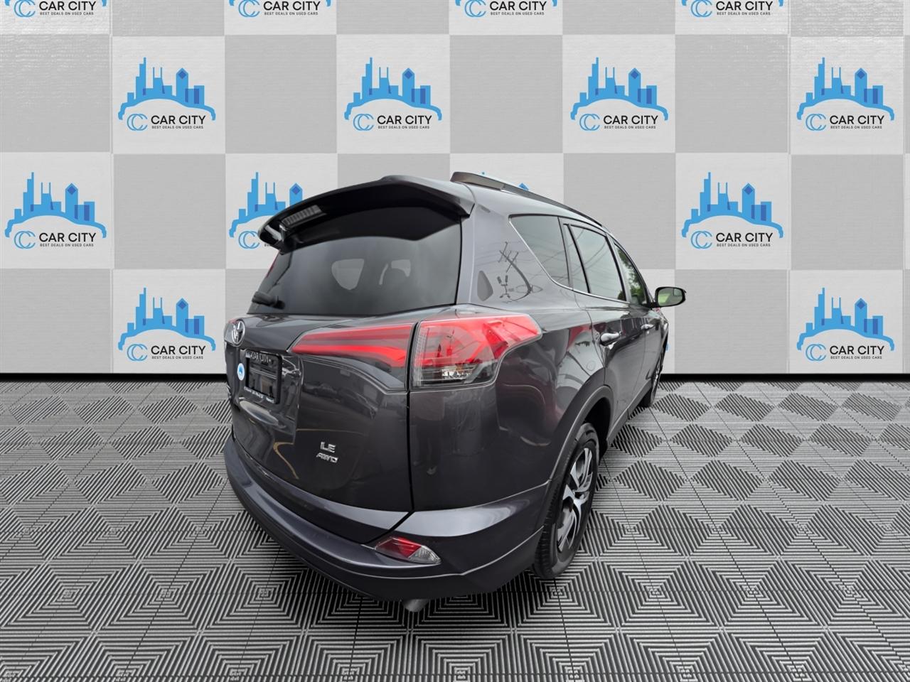 Toyota RAV4 LE AWD 2017