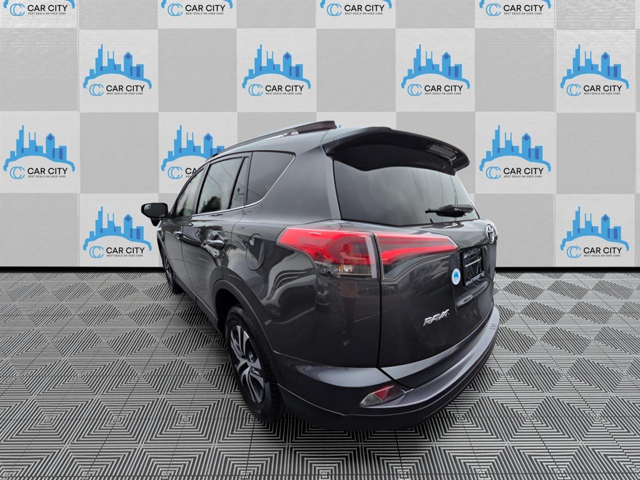 Toyota RAV4 LE AWD 2017