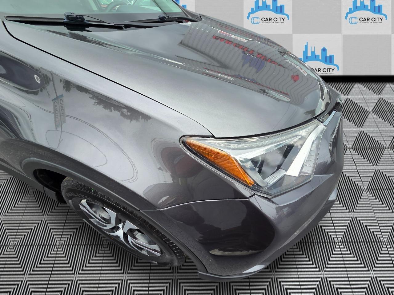 Toyota RAV4 LE AWD 2017