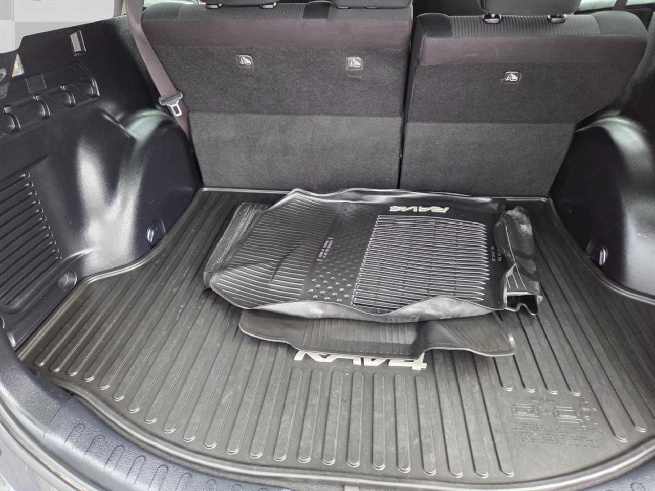 Toyota RAV4 LE AWD 2017