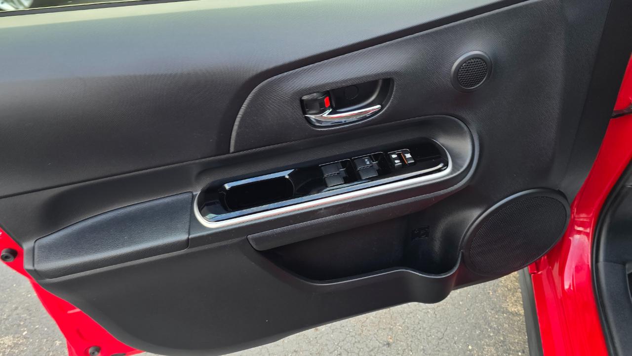Toyota Prius c Four 2018