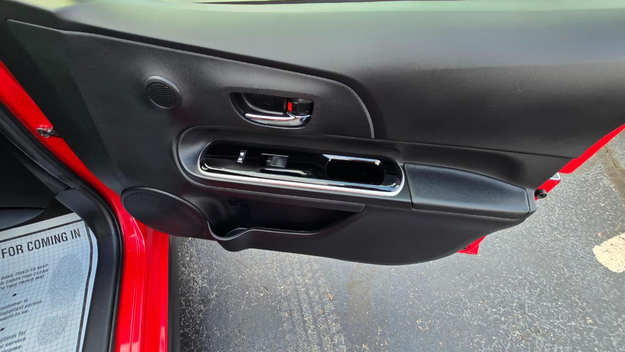 Toyota Prius c Four 2018