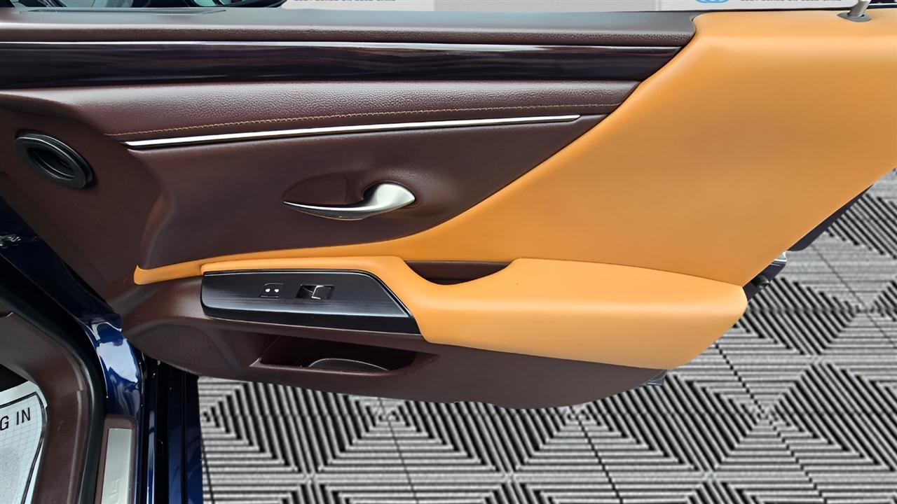 Lexus ES 300h Luxury 2021