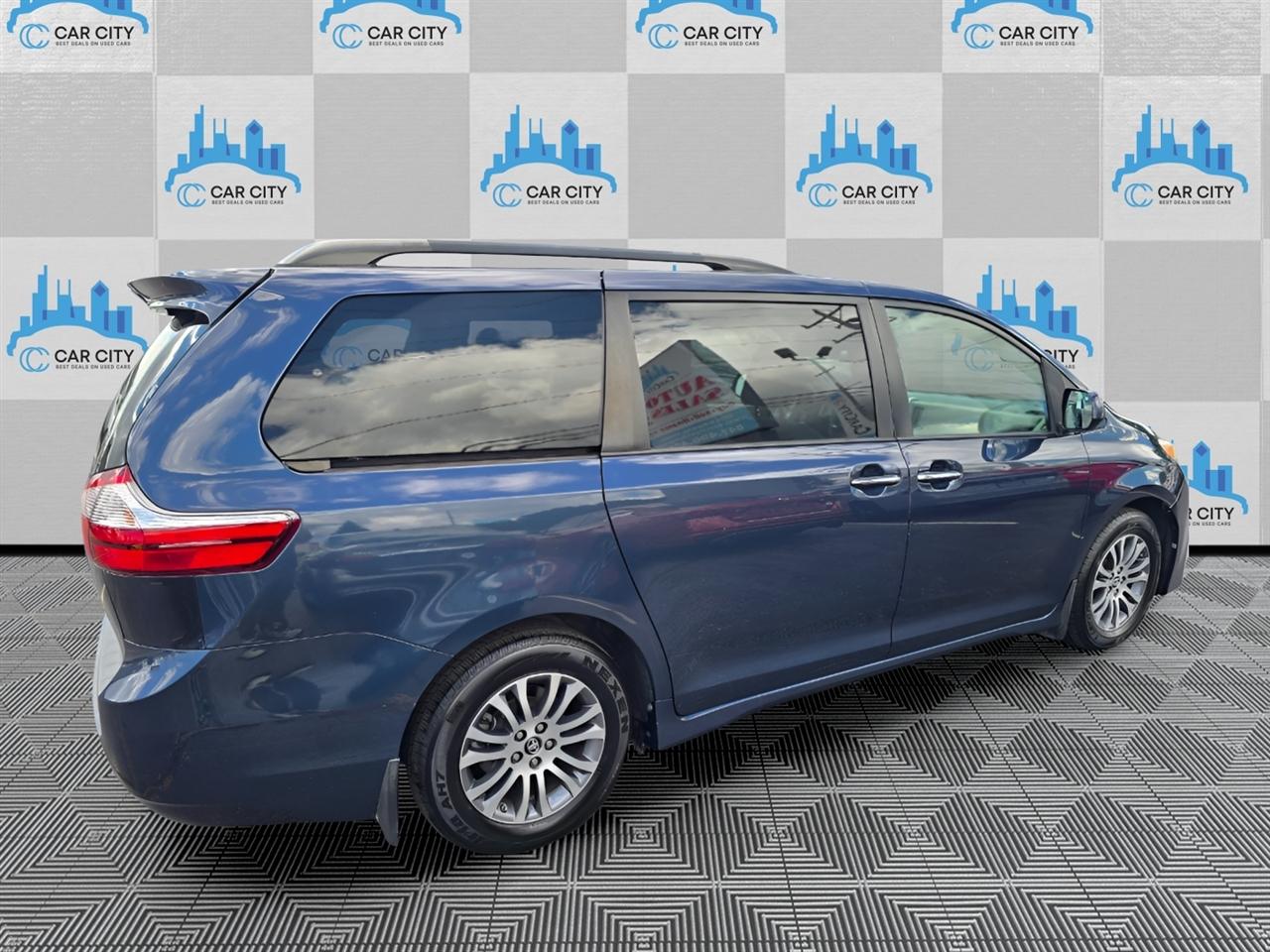 Toyota Sienna Limited Premium 7-Passenger 2018
