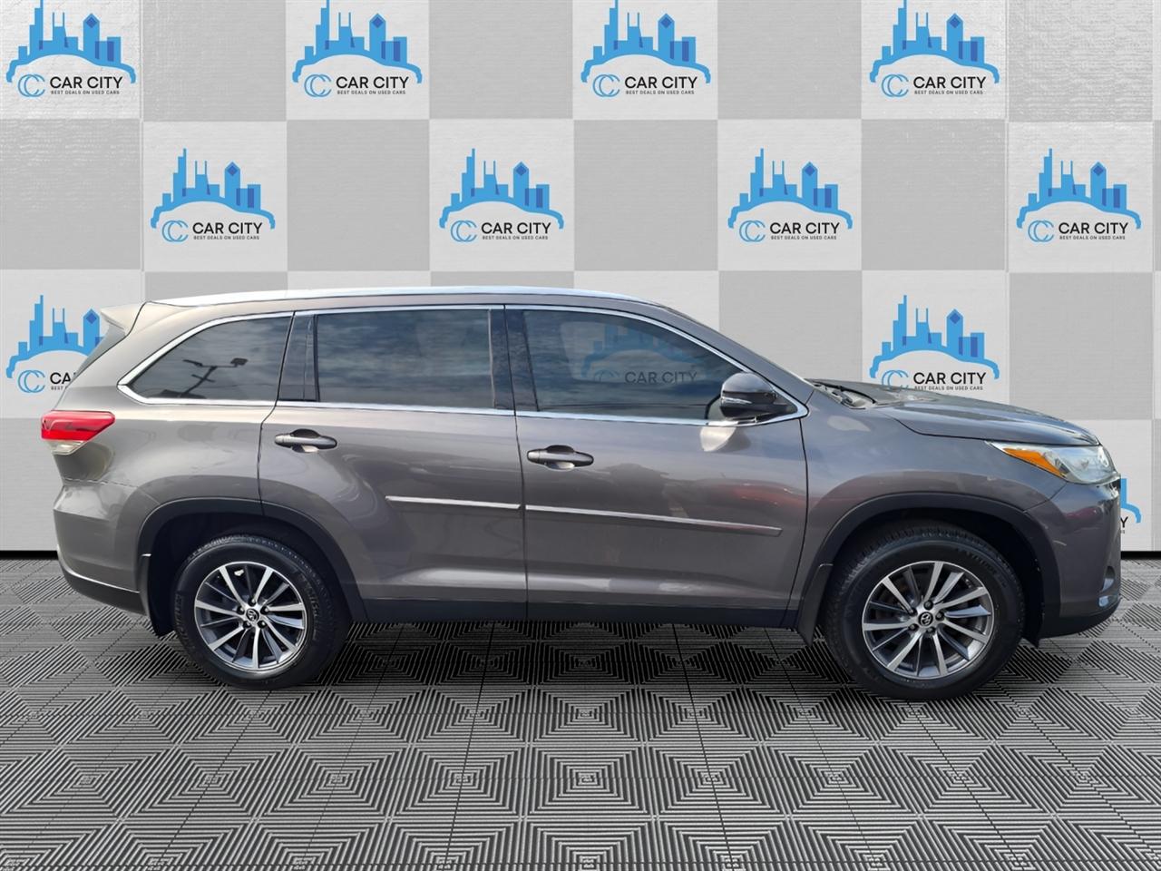 Toyota Highlander XLE AWD V6 2019