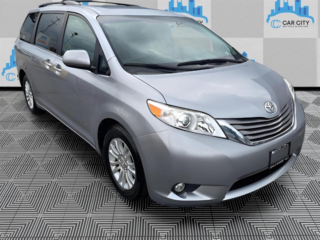 Toyota Sienna 5dr XLE LTD FWD 8-Passenger (Natl) 2017