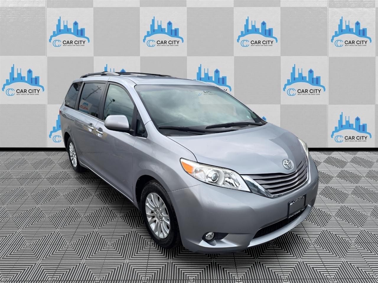 Toyota Sienna 5dr XLE LTD FWD 8-Passenger (Natl) 2017