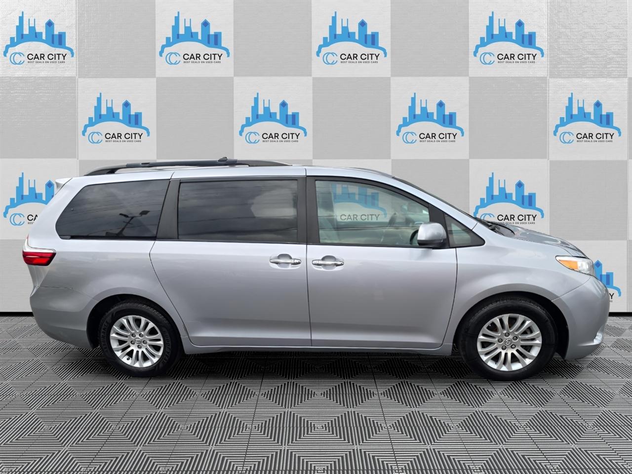 Toyota Sienna 5dr XLE LTD FWD 8-Passenger (Natl) 2017