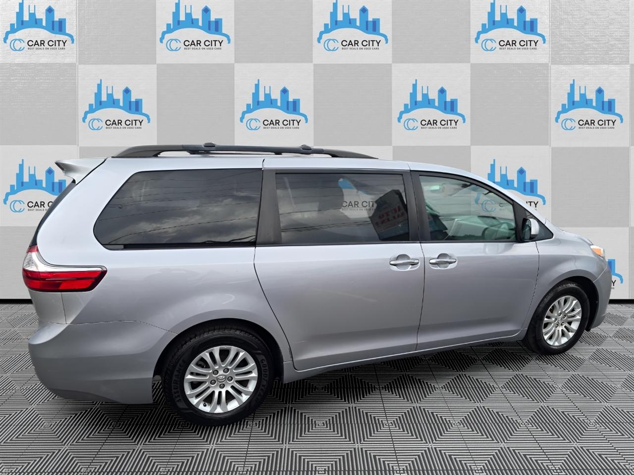 Toyota Sienna 5dr XLE LTD FWD 8-Passenger (Natl) 2017