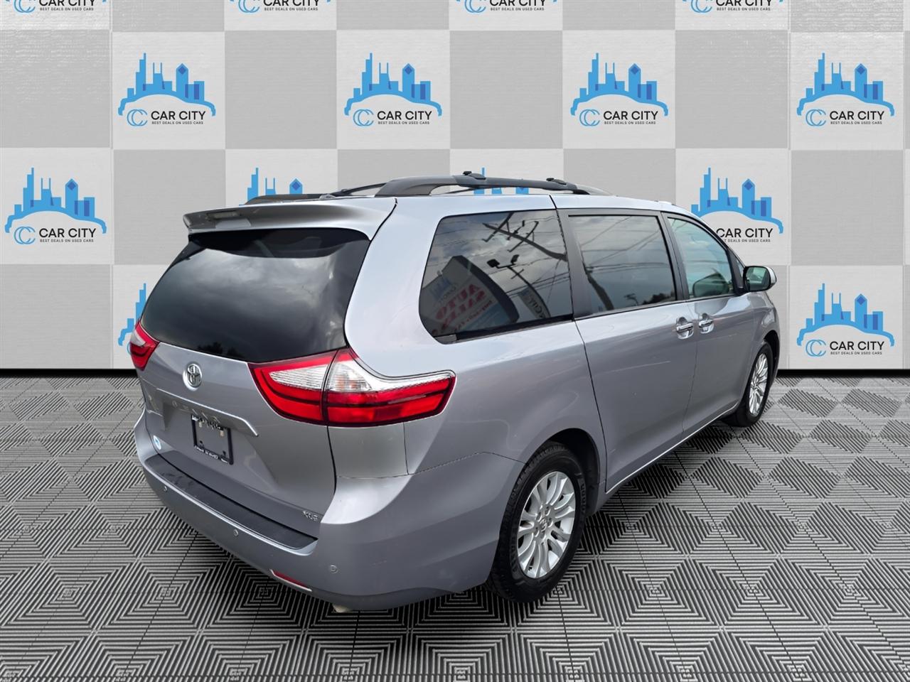 Toyota Sienna 5dr XLE LTD FWD 8-Passenger (Natl) 2017