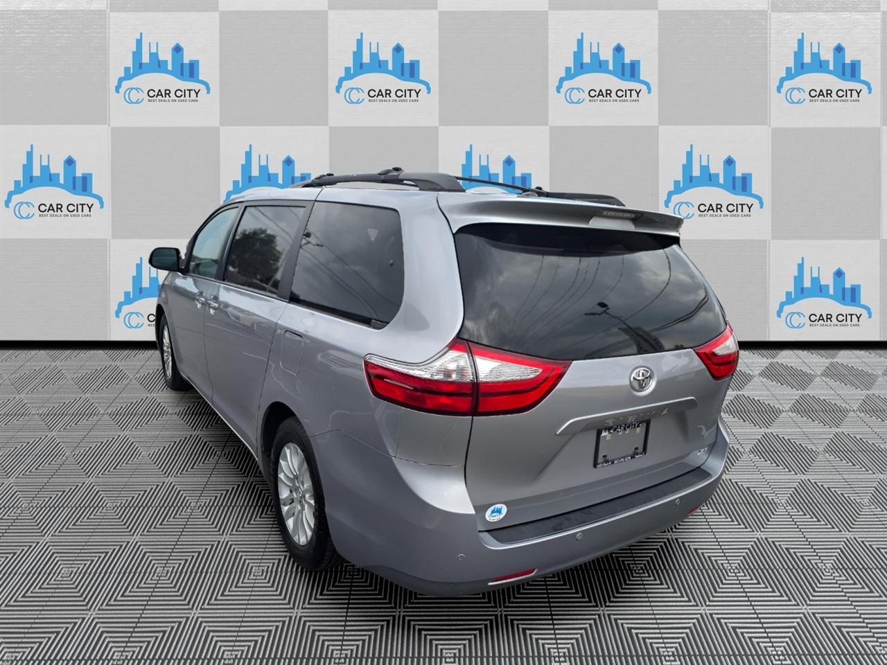 Toyota Sienna 5dr XLE LTD FWD 8-Passenger (Natl) 2017