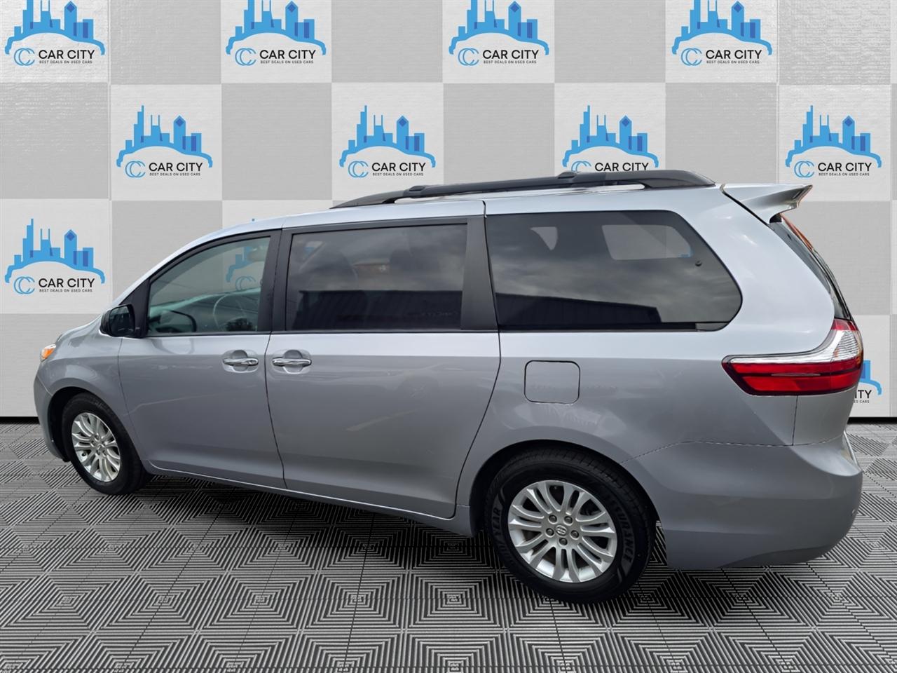 Toyota Sienna 5dr XLE LTD FWD 8-Passenger (Natl) 2017