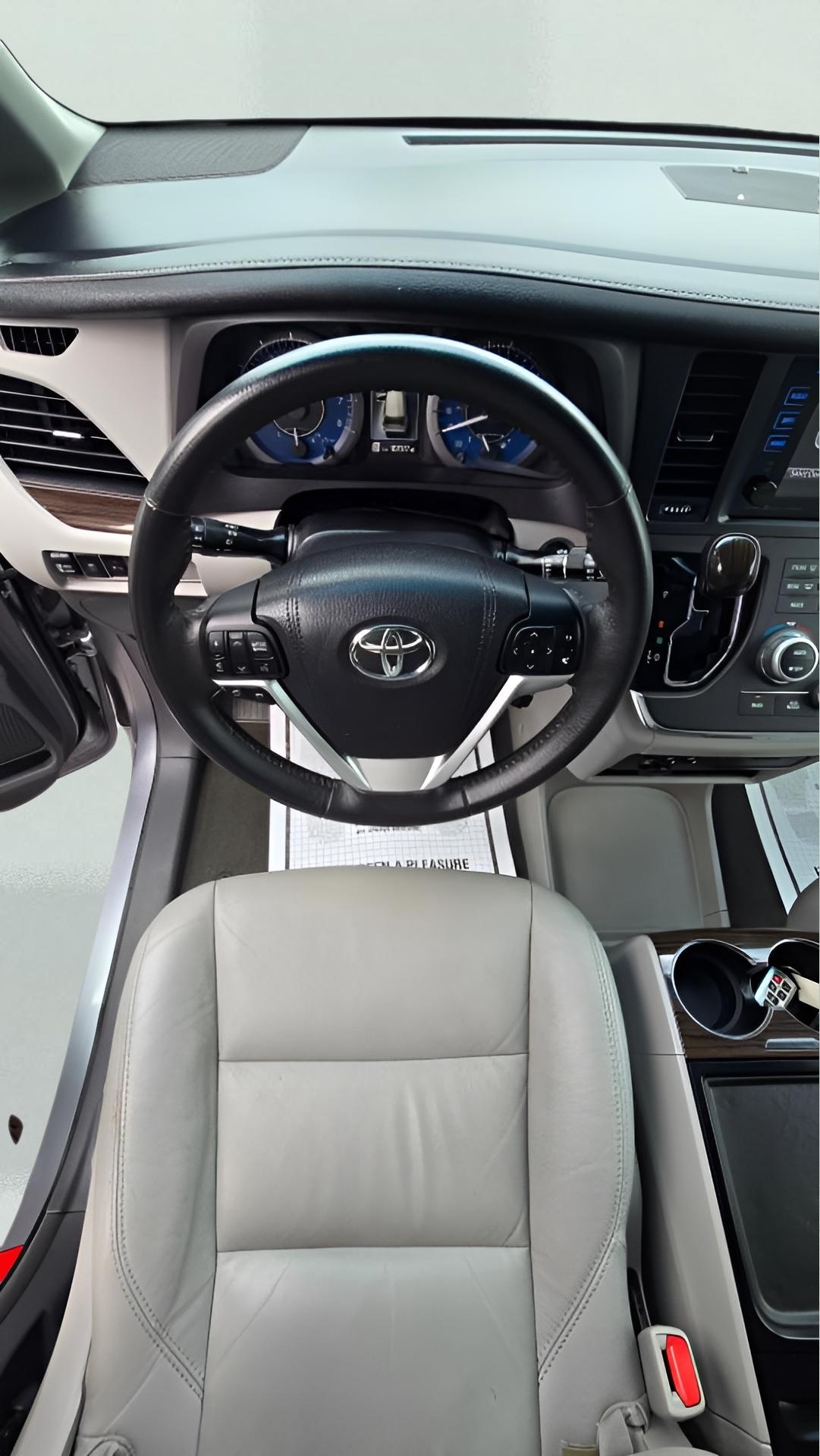 Toyota Sienna 5dr XLE LTD FWD 8-Passenger (Natl) 2017