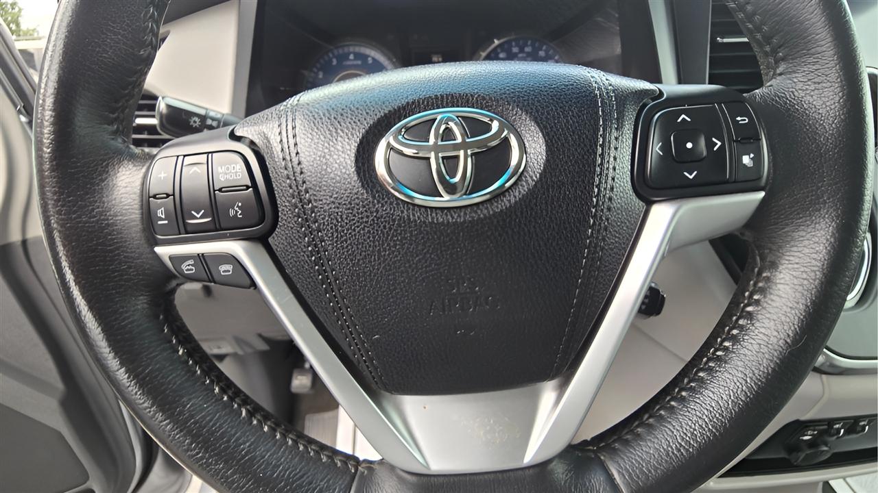 Toyota Sienna 5dr XLE LTD FWD 8-Passenger (Natl) 2017