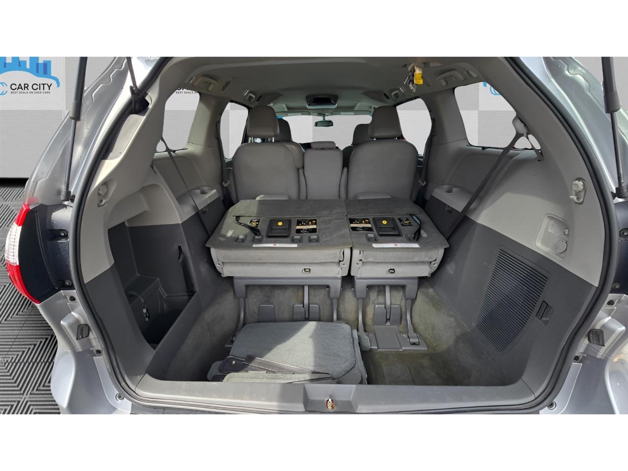 Toyota Sienna 5dr XLE LTD FWD 8-Passenger (Natl) 2017