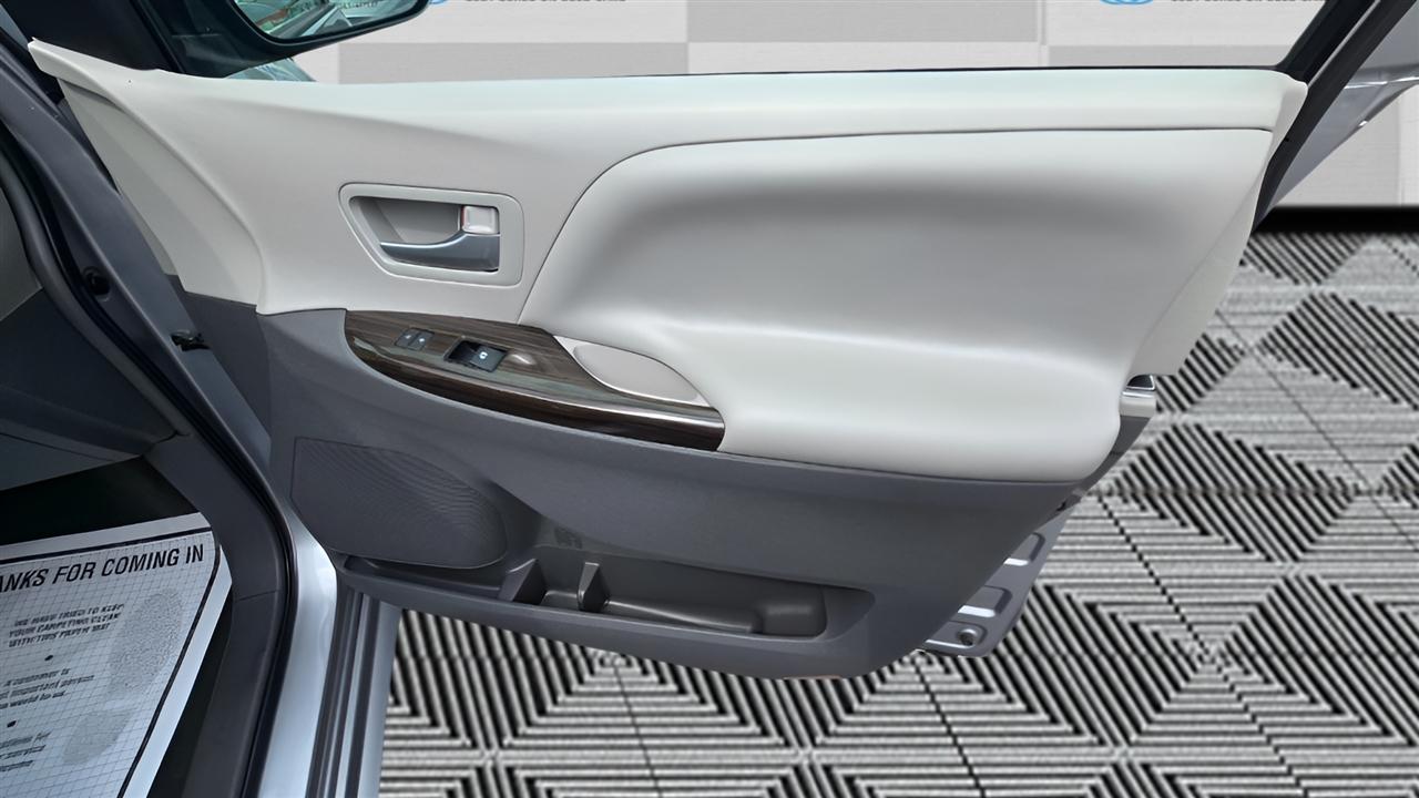Toyota Sienna 5dr XLE LTD FWD 8-Passenger (Natl) 2017