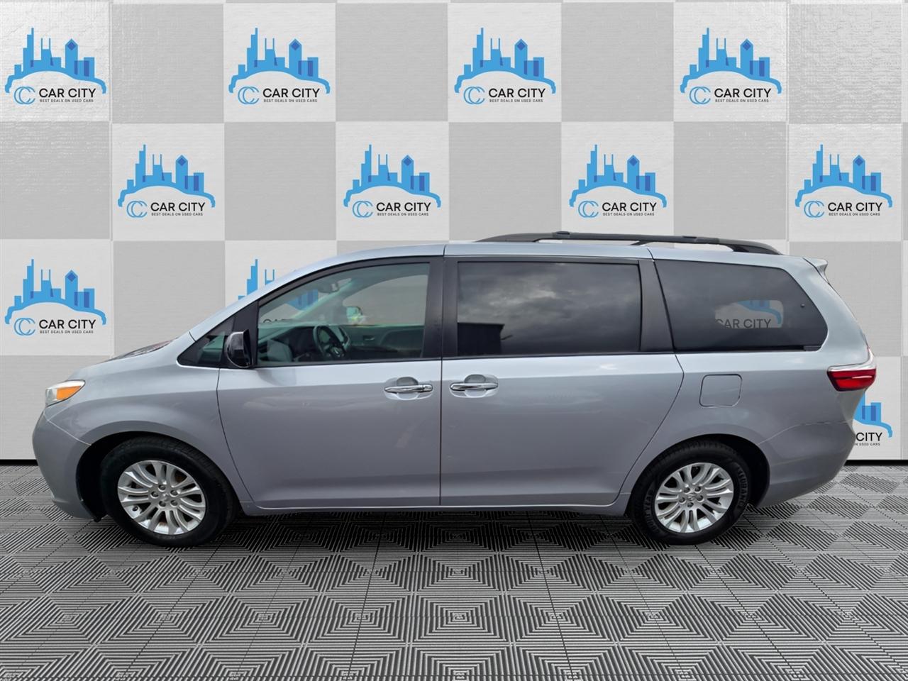 Toyota Sienna 5dr XLE LTD FWD 8-Passenger (Natl) 2017