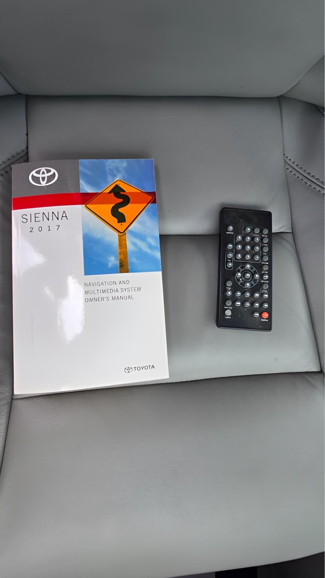 Toyota Sienna 5dr XLE LTD FWD 8-Passenger (Natl) 2017