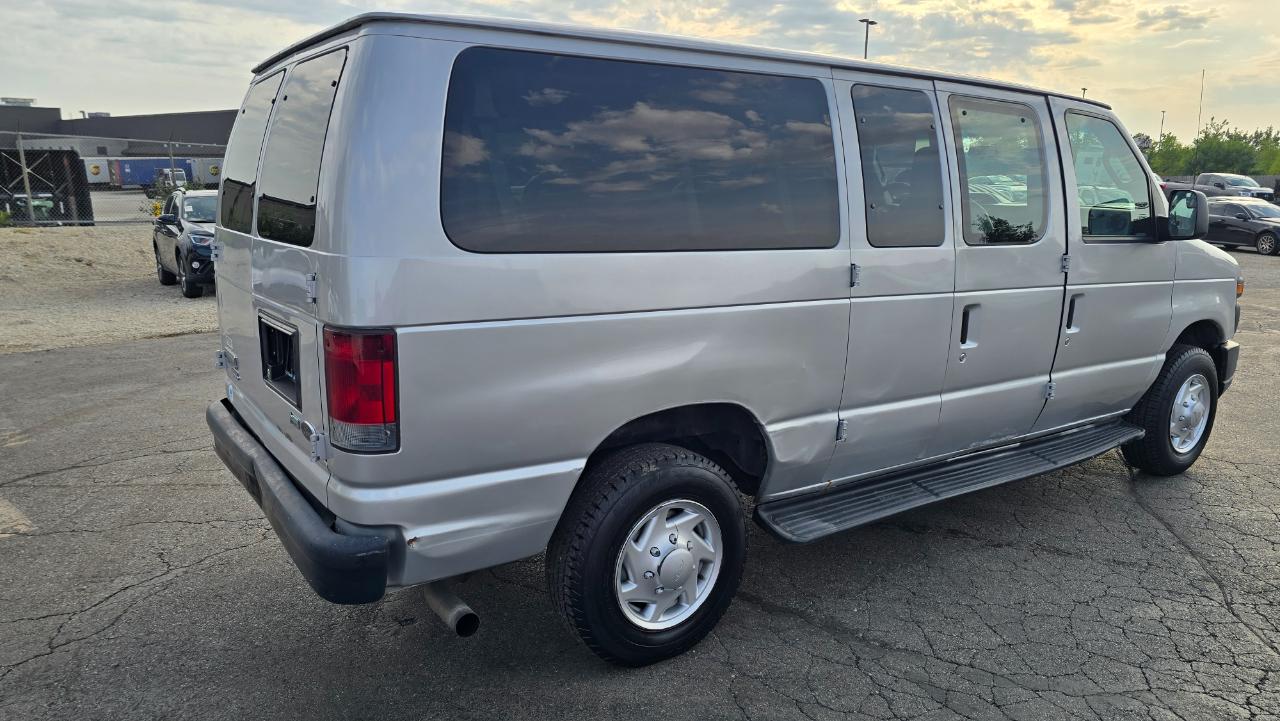 Ford Econoline E-350 XL Super Duty 2012