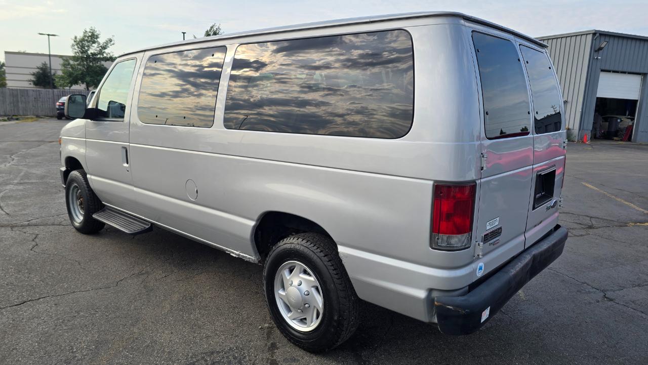 Ford Econoline E-350 XL Super Duty 2012
