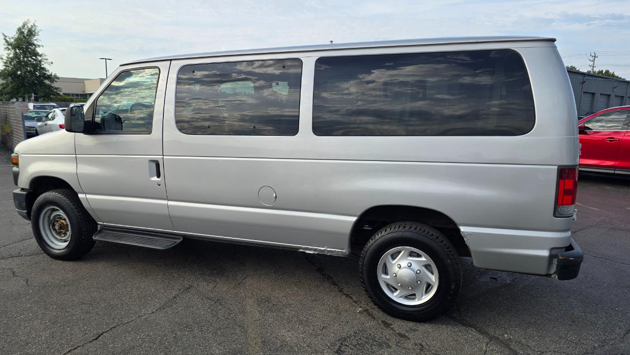Ford Econoline E-350 XL Super Duty 2012