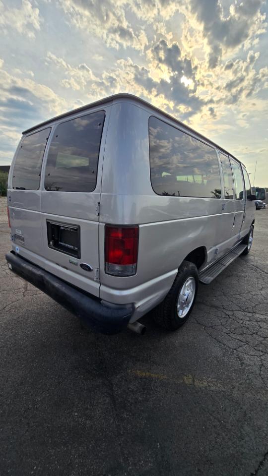 Ford Econoline E-350 XL Super Duty 2012