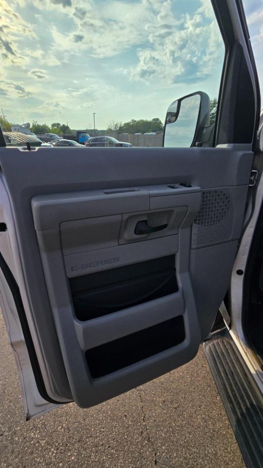 Ford Econoline E-350 XL Super Duty 2012