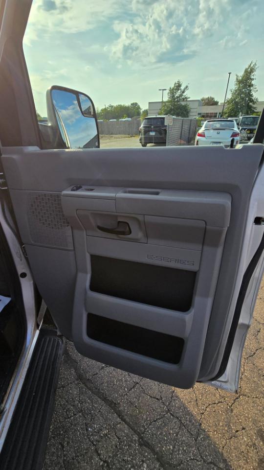 Ford Econoline E-350 XL Super Duty 2012