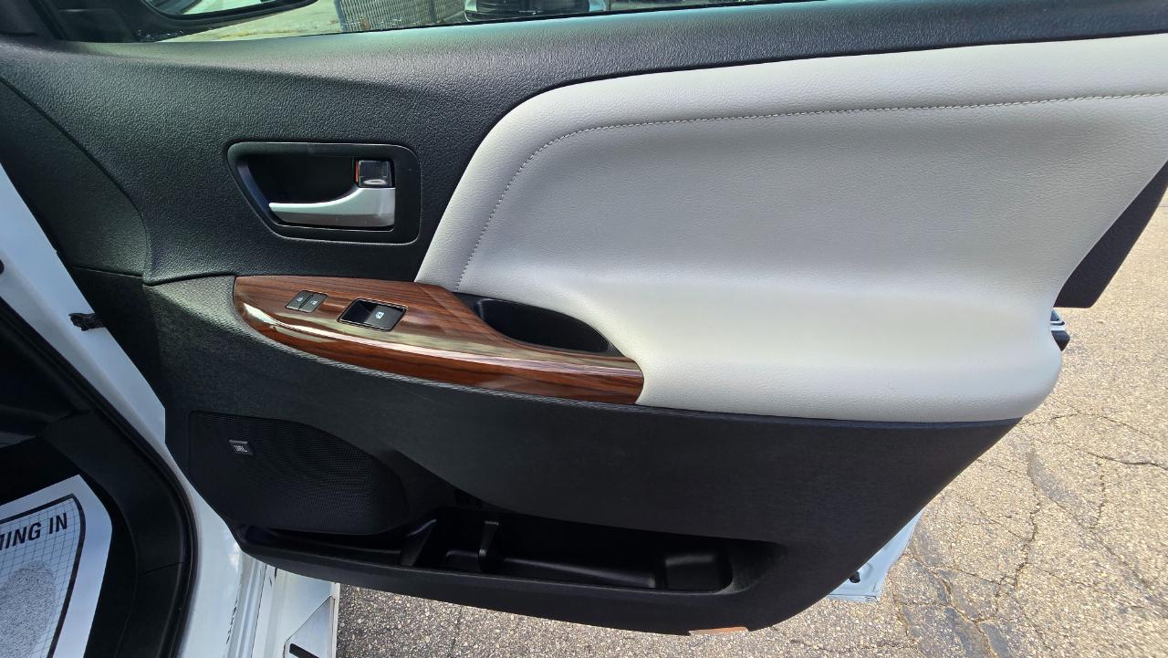 Toyota Sienna Limited Premium 7-Passenger 2019
