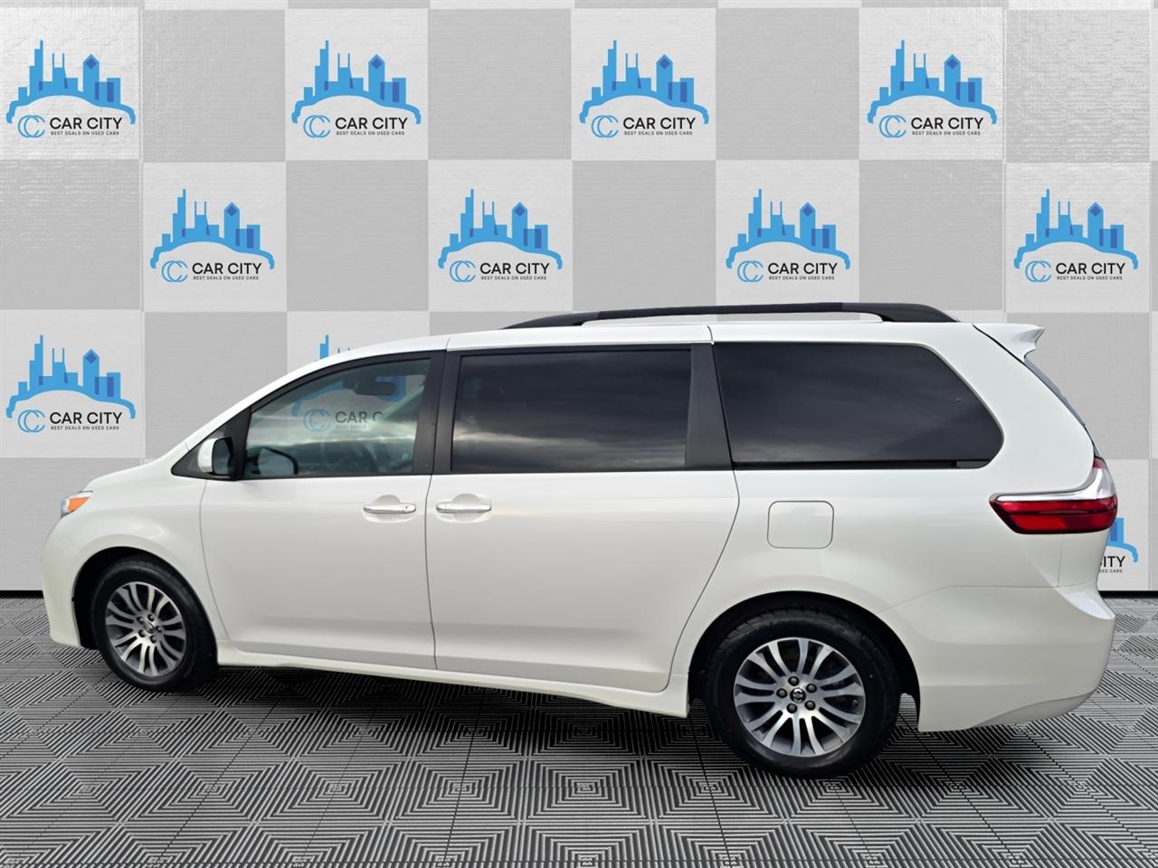 Toyota Sienna XLE 8-Passenger FWD 2019