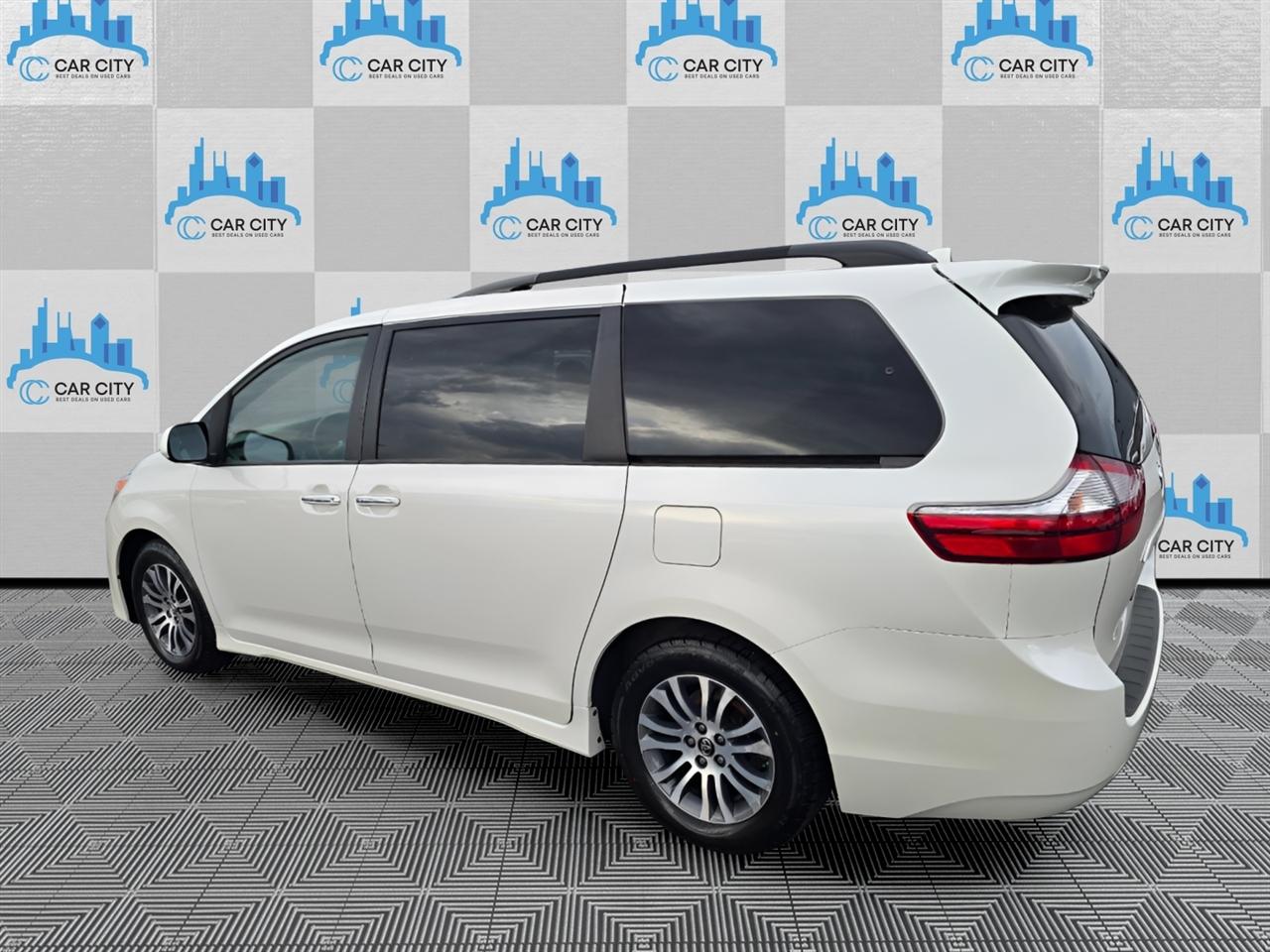 Toyota Sienna XLE 8-Passenger FWD 2019
