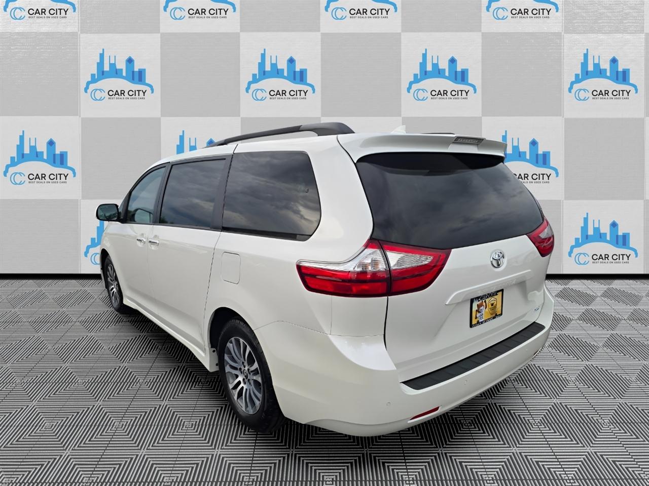 Toyota Sienna XLE 8-Passenger FWD 2019