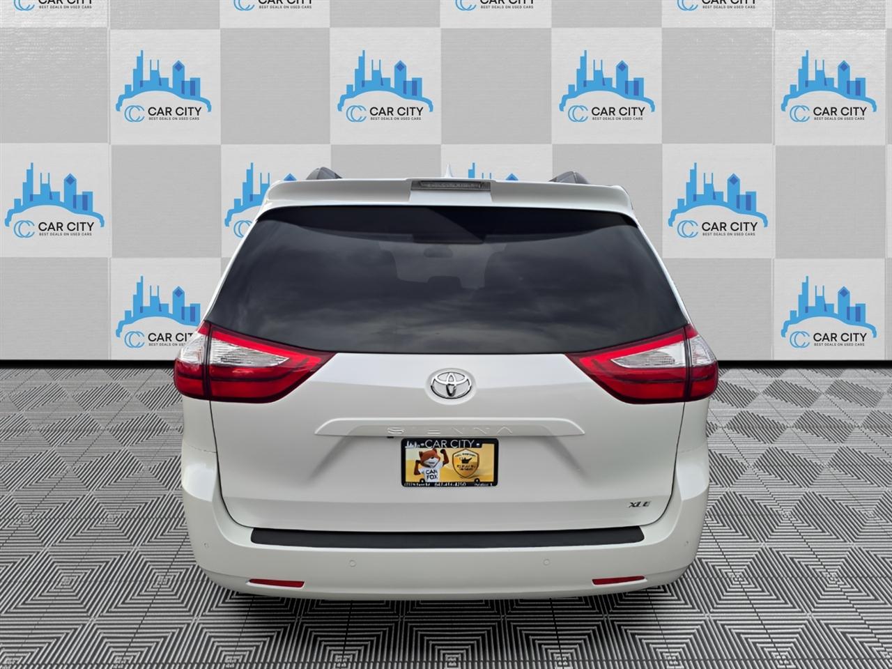 Toyota Sienna XLE 8-Passenger FWD 2019