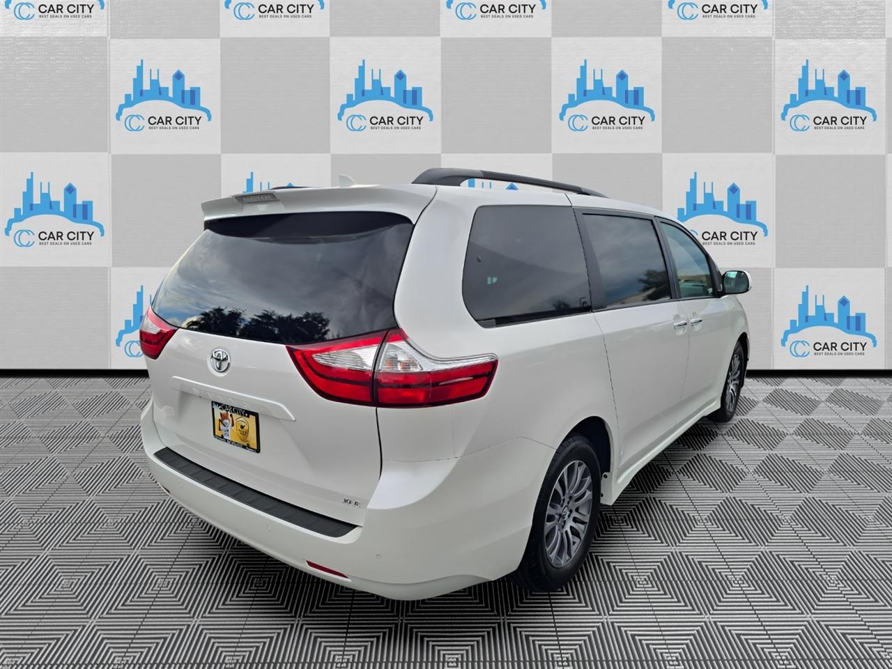 Toyota Sienna XLE 8-Passenger FWD 2019