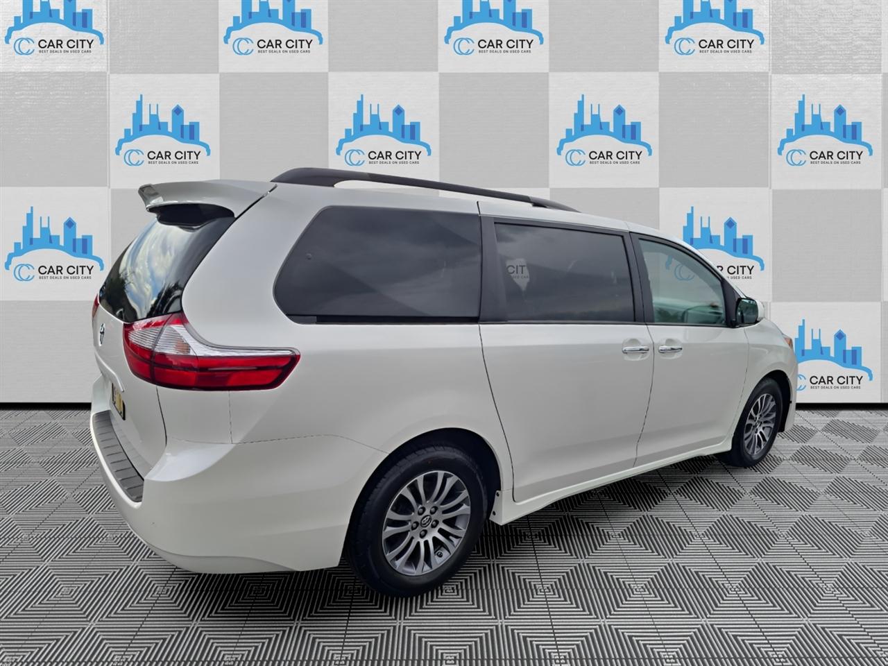 Toyota Sienna XLE 8-Passenger FWD 2019