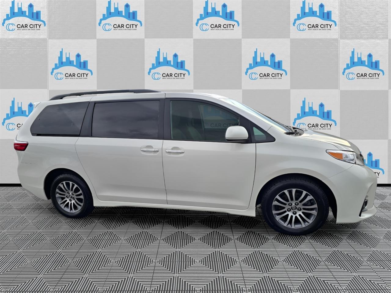 Toyota Sienna XLE 8-Passenger FWD 2019