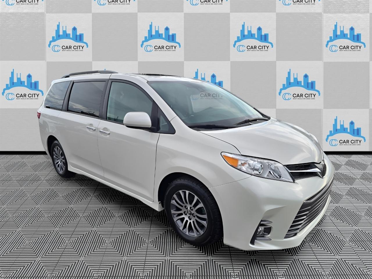 Toyota Sienna XLE 8-Passenger FWD 2019