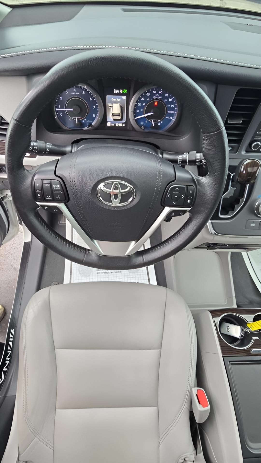 Toyota Sienna XLE 8-Passenger FWD 2019