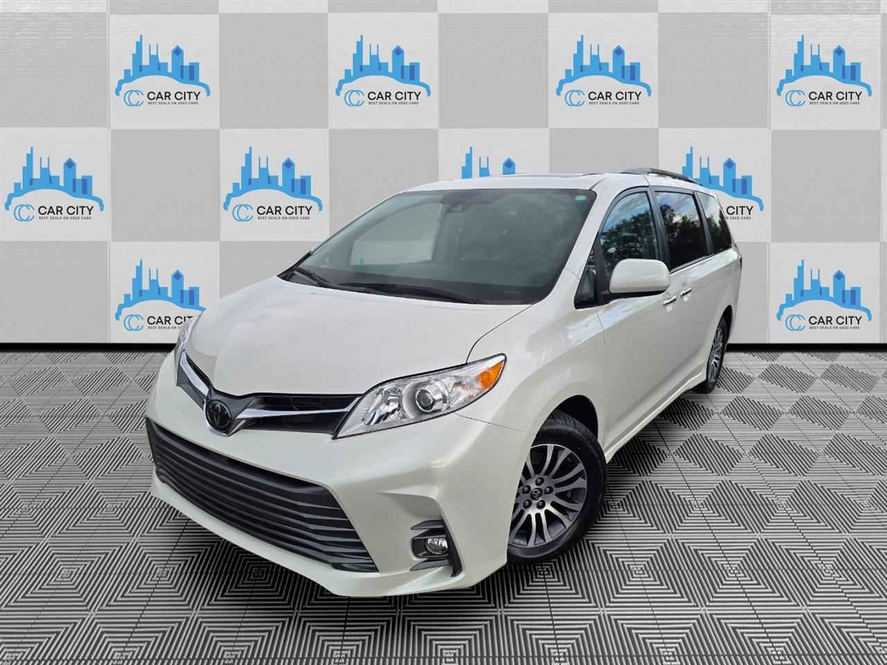 Toyota Sienna XLE 8-Passenger FWD 2019