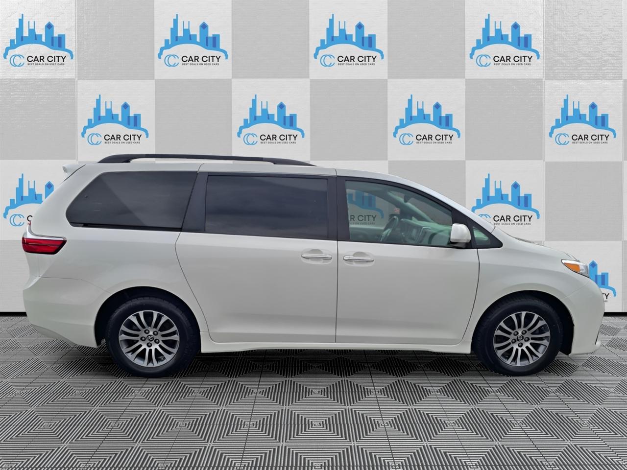 Toyota Sienna XLE 8-Passenger FWD 2019