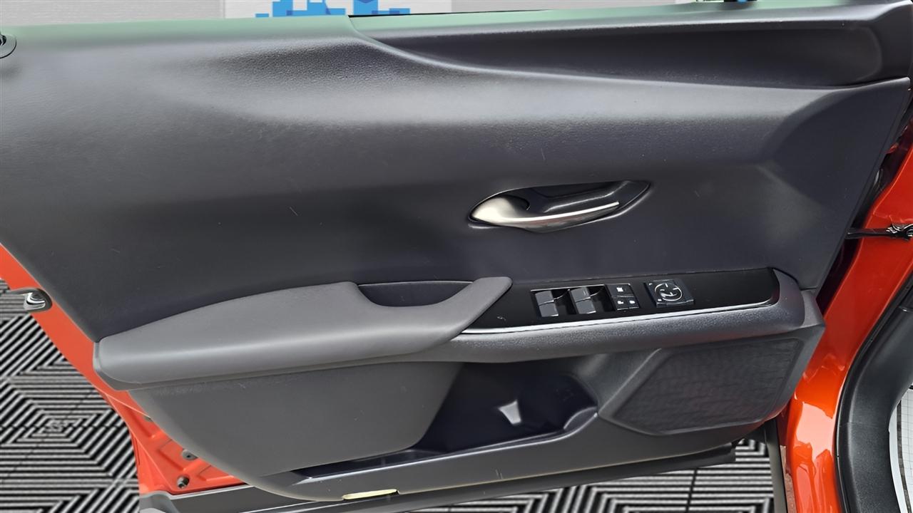 Lexus UX 250h Base 2021