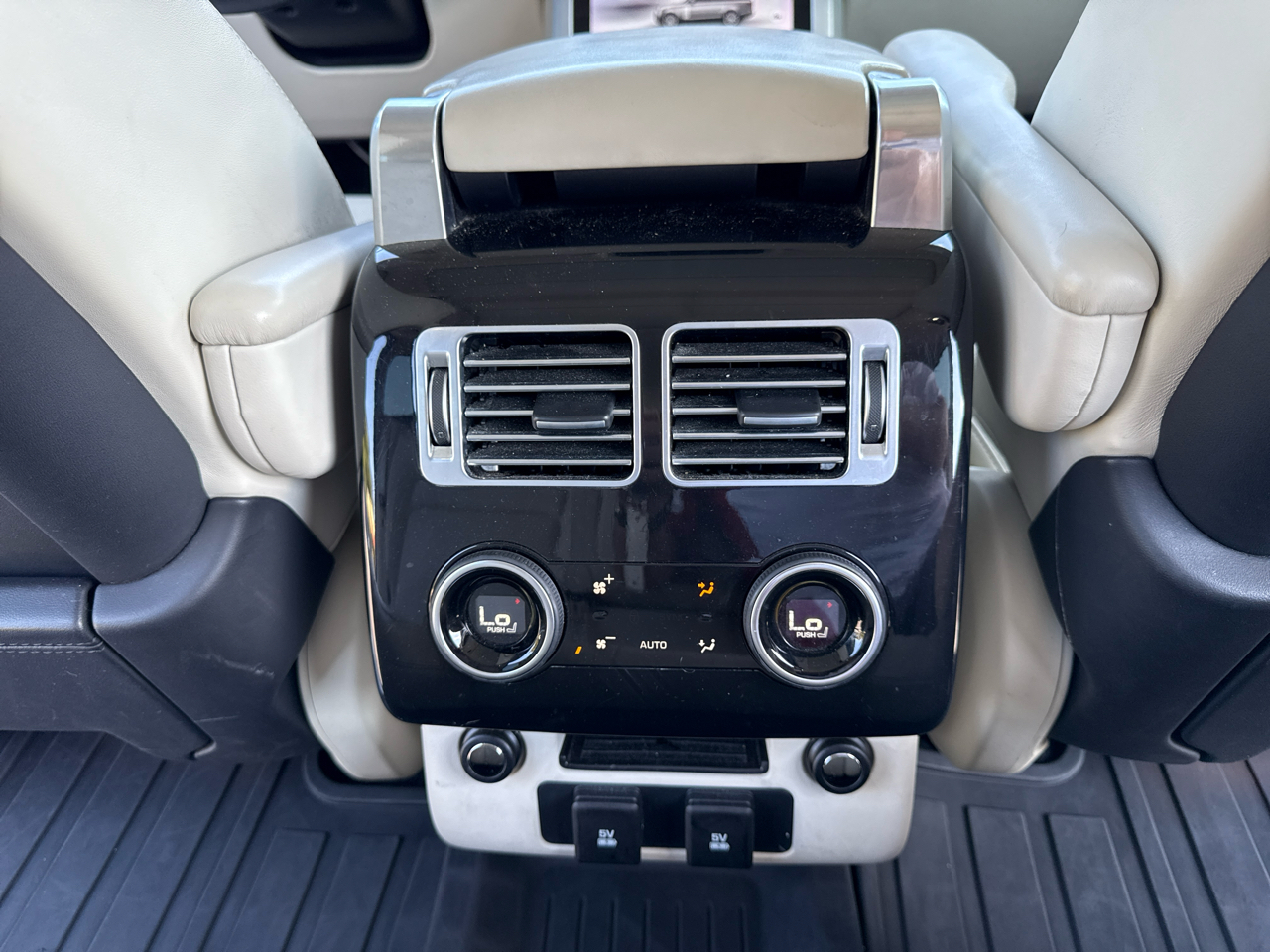 2019 Land Rover Range Rover HSE photo 6