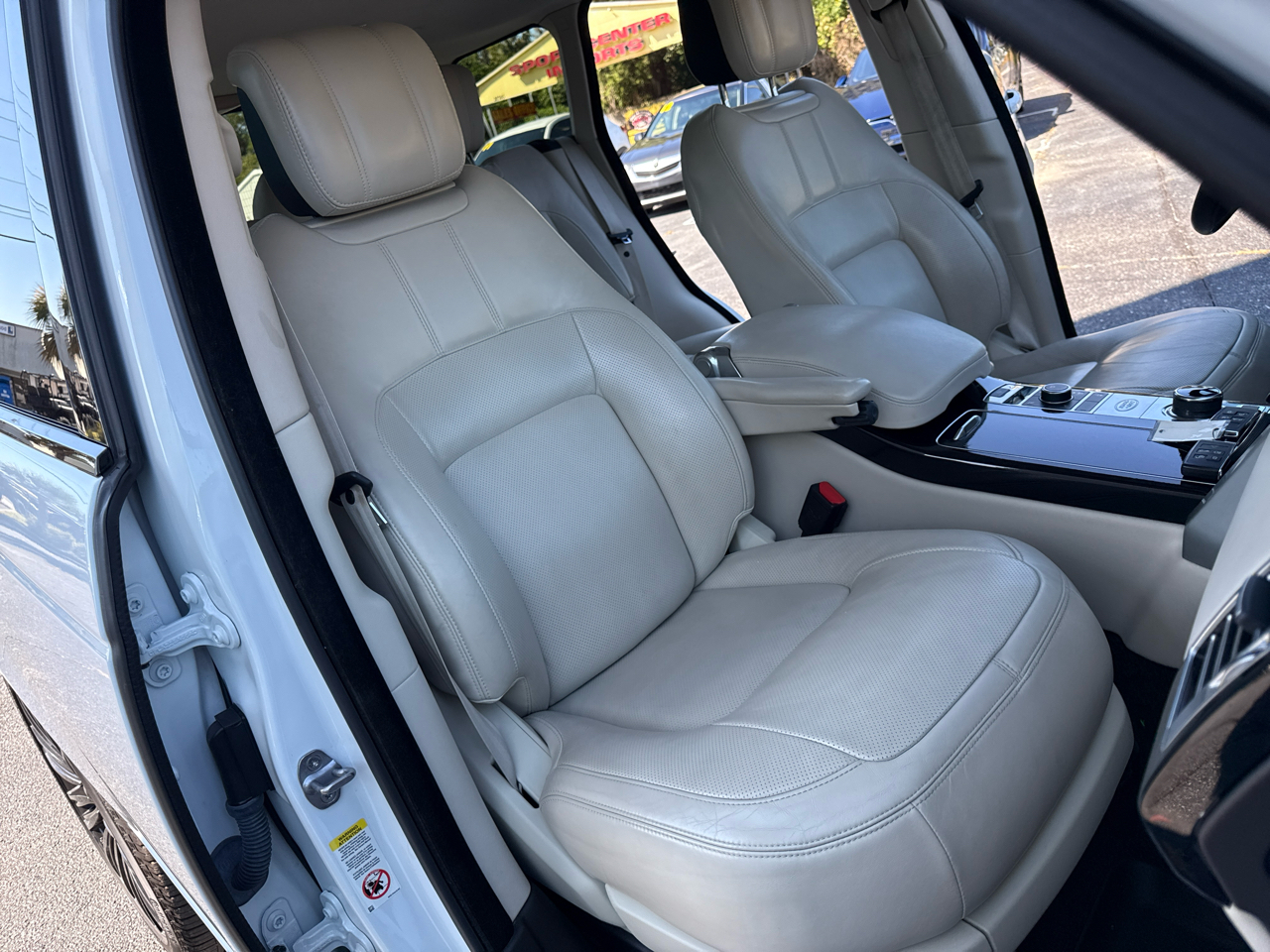 2019 Land Rover Range Rover HSE photo 8