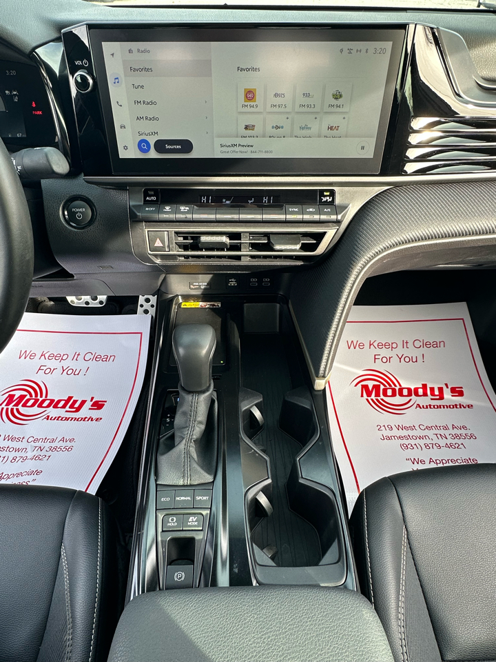 Toyota Camry Hybrid SE 2025