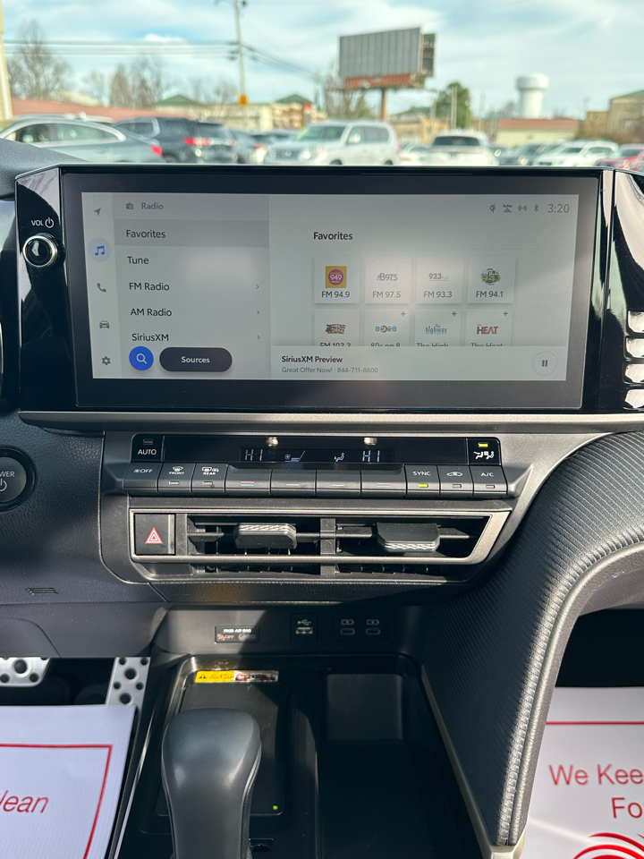 Toyota Camry Hybrid SE 2025