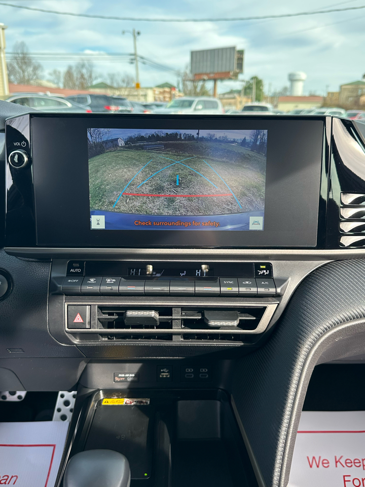 Toyota Camry Hybrid SE 2025